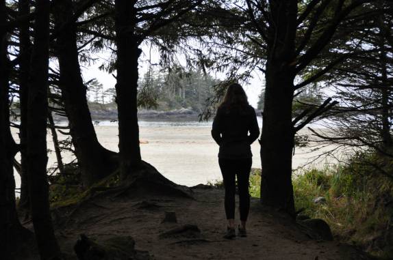 Chegando à movimentada Chesterman Beach, em Tofino, na costa oeste de Vancouver Island, litoral da British Columbia, oeste do Canadá